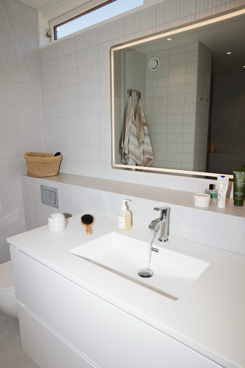 Hantverksprecision i badrum – kommod och detaljer